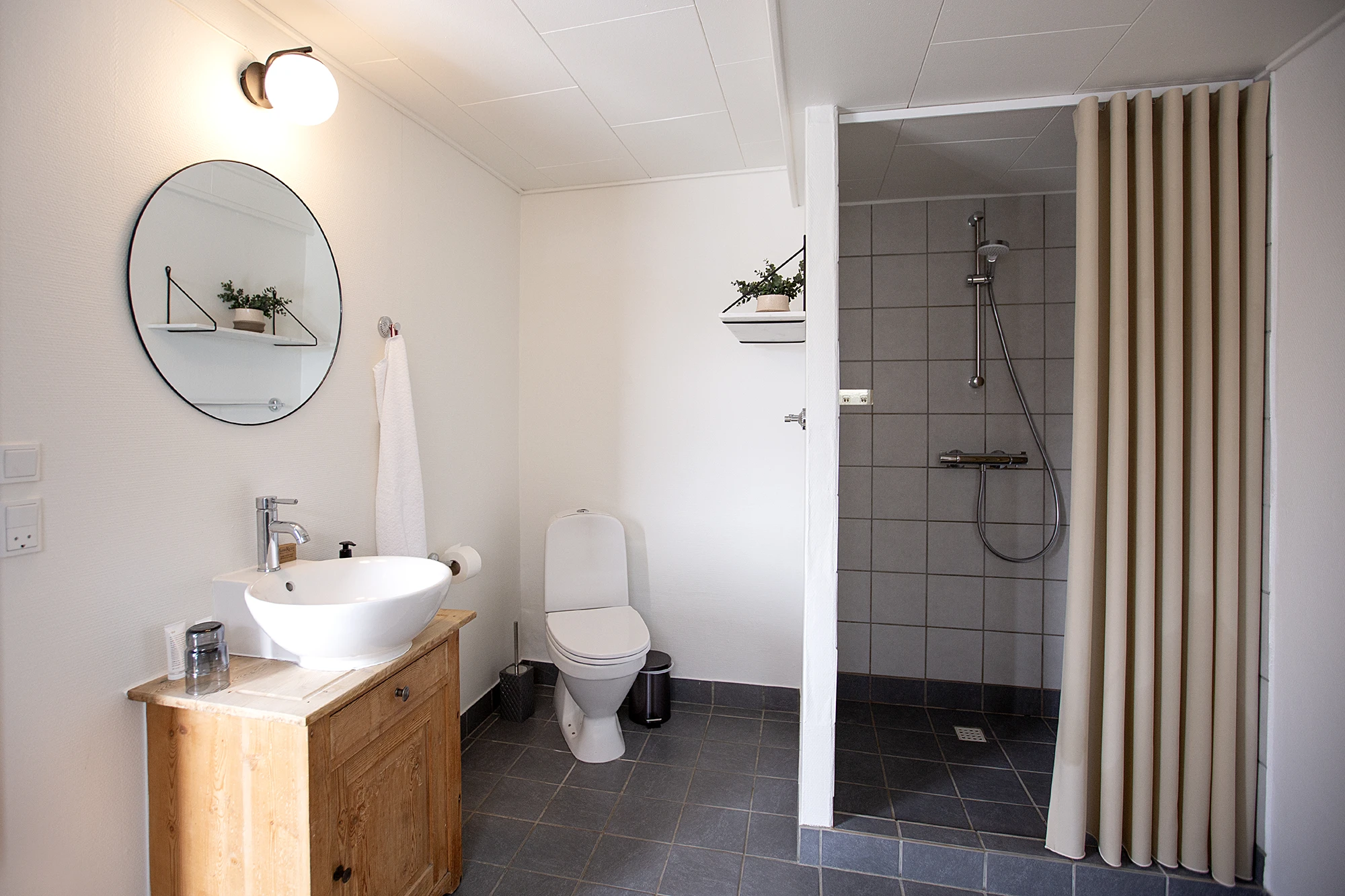 Klithjem_Badehotel_Suite_Vejers_Strand_bad_og_toilet.webp