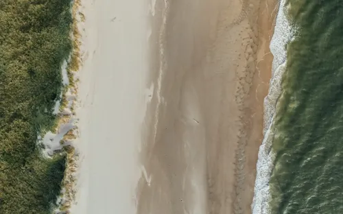 klithjem_badehotel_strand_drone.webp