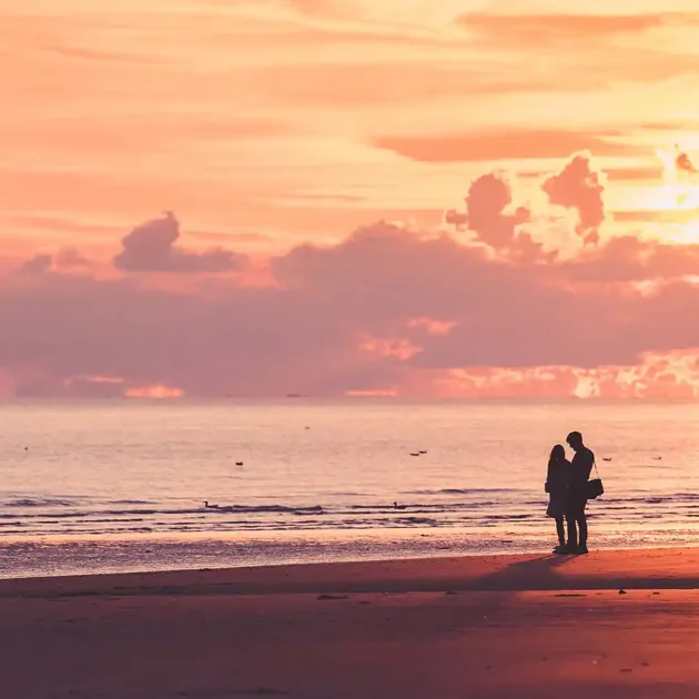 klithjem_badehotel_strand_solnedgang_par.webp