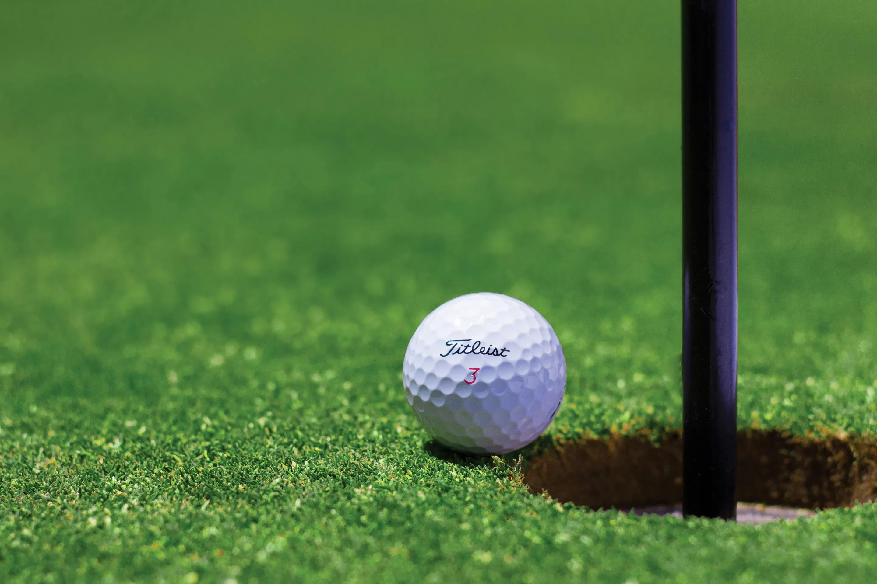Klithjem_Badehotel_golf_bane_golfbold.webp