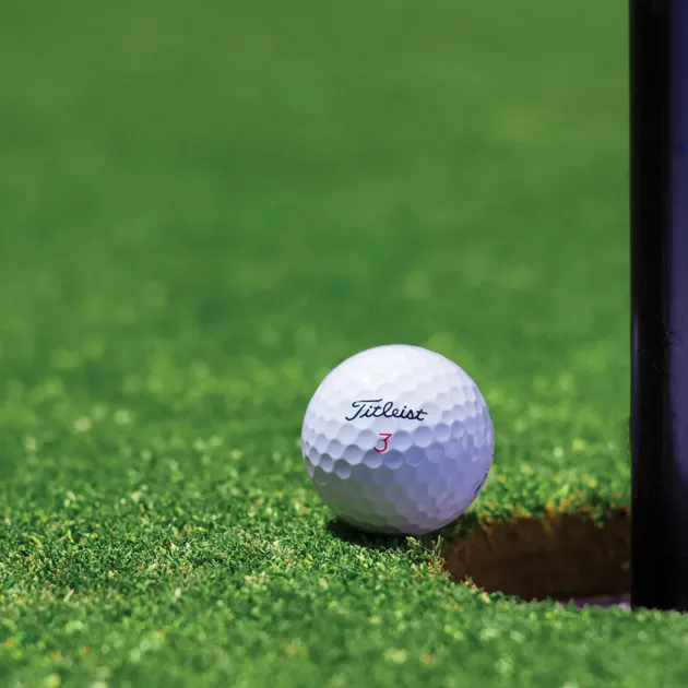 Klithjem_Badehotel_golf_bane_golfbold.webp